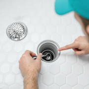 Comment remplacer une bonde de douche ? Le guide 2026