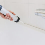 Comment changer ses joints de paroi de douche ?