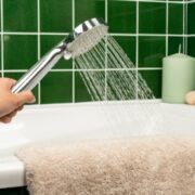 Guide d'achat : comment choisir une douchette anti-calcaire ?